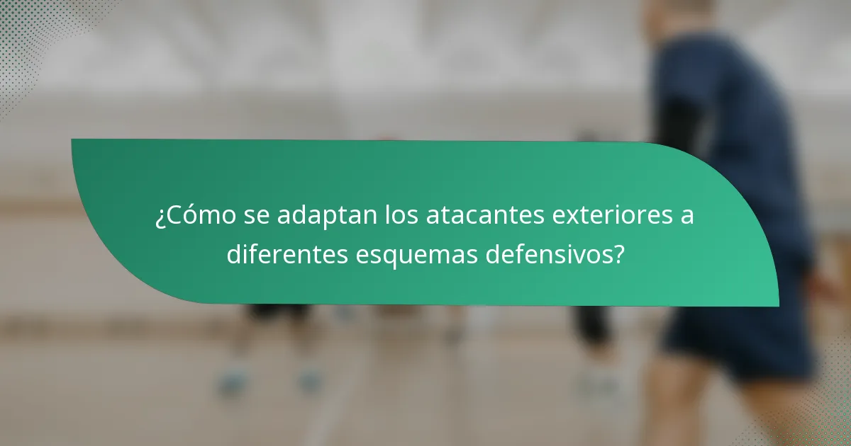 ¿Cómo se adaptan los atacantes exteriores a diferentes esquemas defensivos?